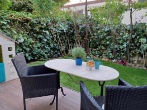 Casa Carolina: King Size Bed across from Golden Beach Desenzano Del Garda